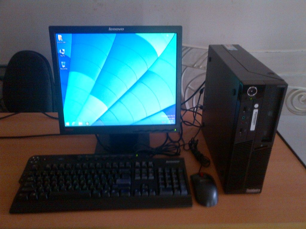 Lenovo ThinkCentre M90 Desktop - i3