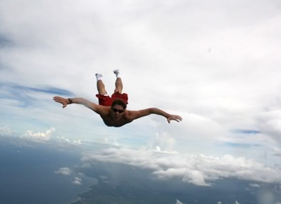 Прыжок с самолета без парашюта (10 фото)