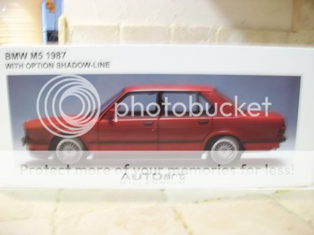 MEGA RARE 1/18 BMW M5 1987 E28 in RED AUTOart MINT Perfect HOLIDAY 